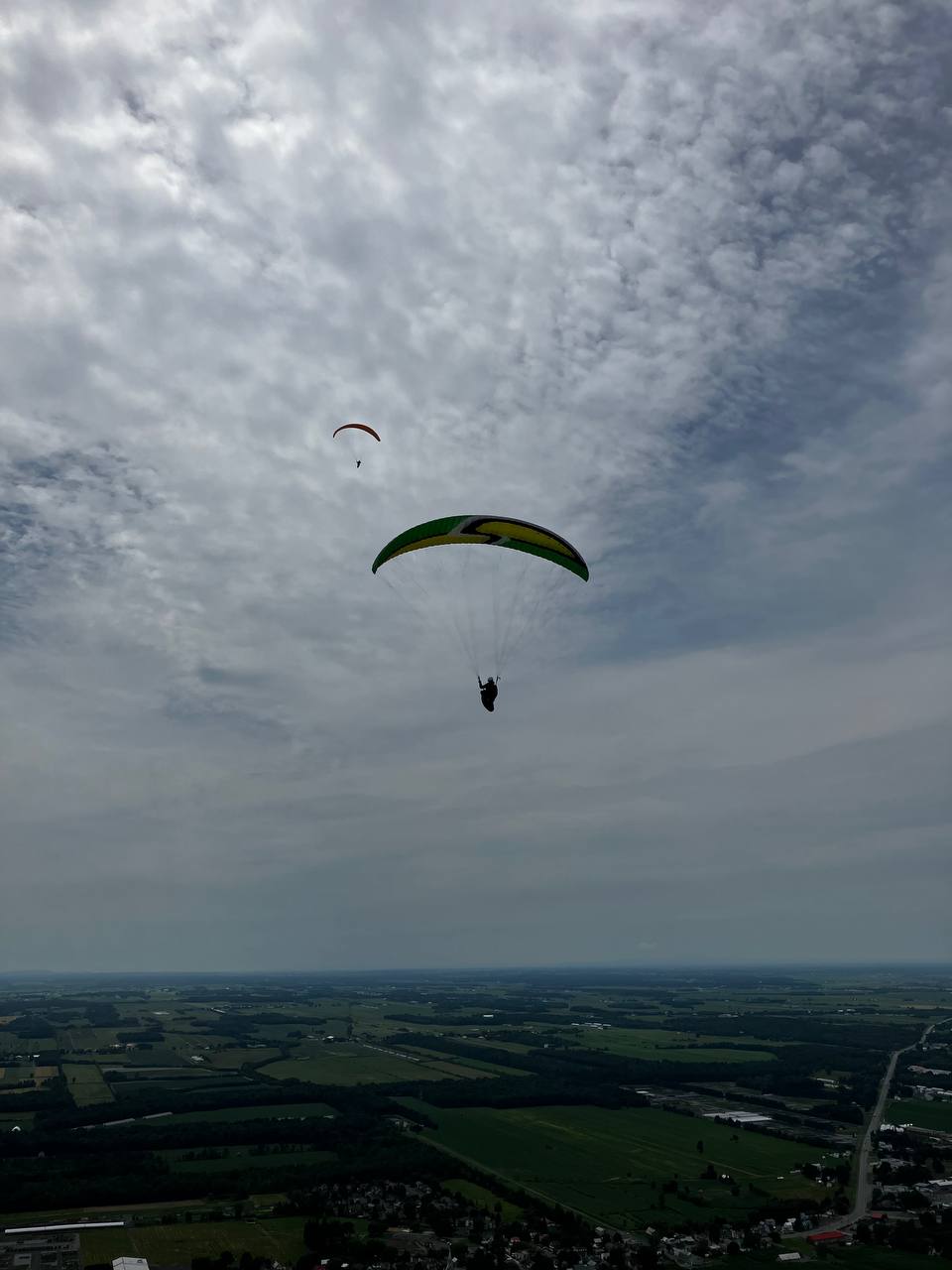 Two paragliders after a succesful start.